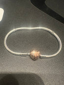 Bracelete Pandora Moments com Fecho De Coracao Rose - Pronta Entrega