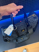 BOLSA AIR JORDAN MONOGRAM DUFFLE BAG JACQUARD LUGGAGE BLACK GOLD GRATITUDE - Pronta Entrega