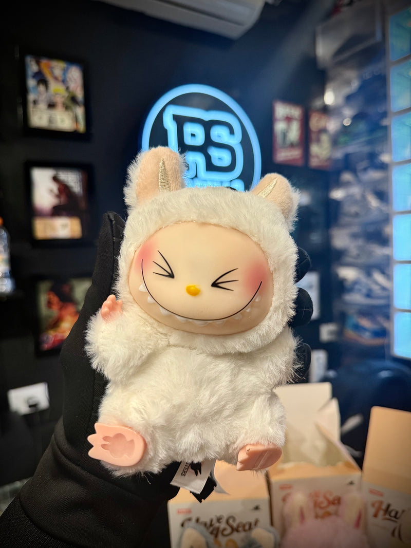 Boneco Labubu “Have a Seat” – Chaveiro | Mini Figura Colecionável Pop Mart - Pronta Entrega