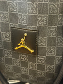 BOLSA AIR JORDAN MONOGRAM DUFFLE BAG JACQUARD LUGGAGE BLACK GOLD GRATITUDE - Pronta Entrega