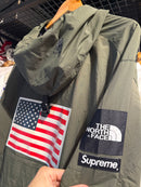 JAQUETA PULÔVER SUPREME X THE
NORTH FACE TRANS ANTARTICA
EXPEDITION OLIVE - Pronta Entrega