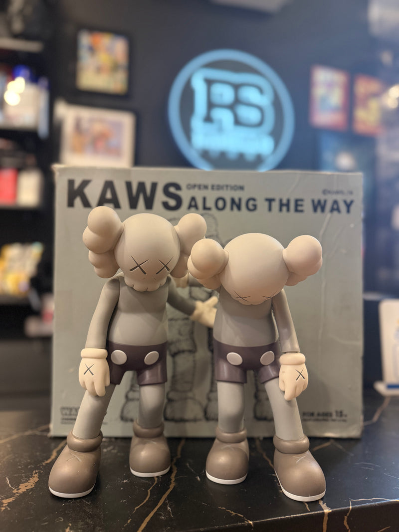 Boneco KAWS Along The Way Brown 25 CM - Pronta Entrega