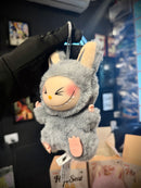 Boneco Labubu “Have a Seat” – Chaveiro | Mini Figura Colecionável Pop Mart - Pronta Entrega