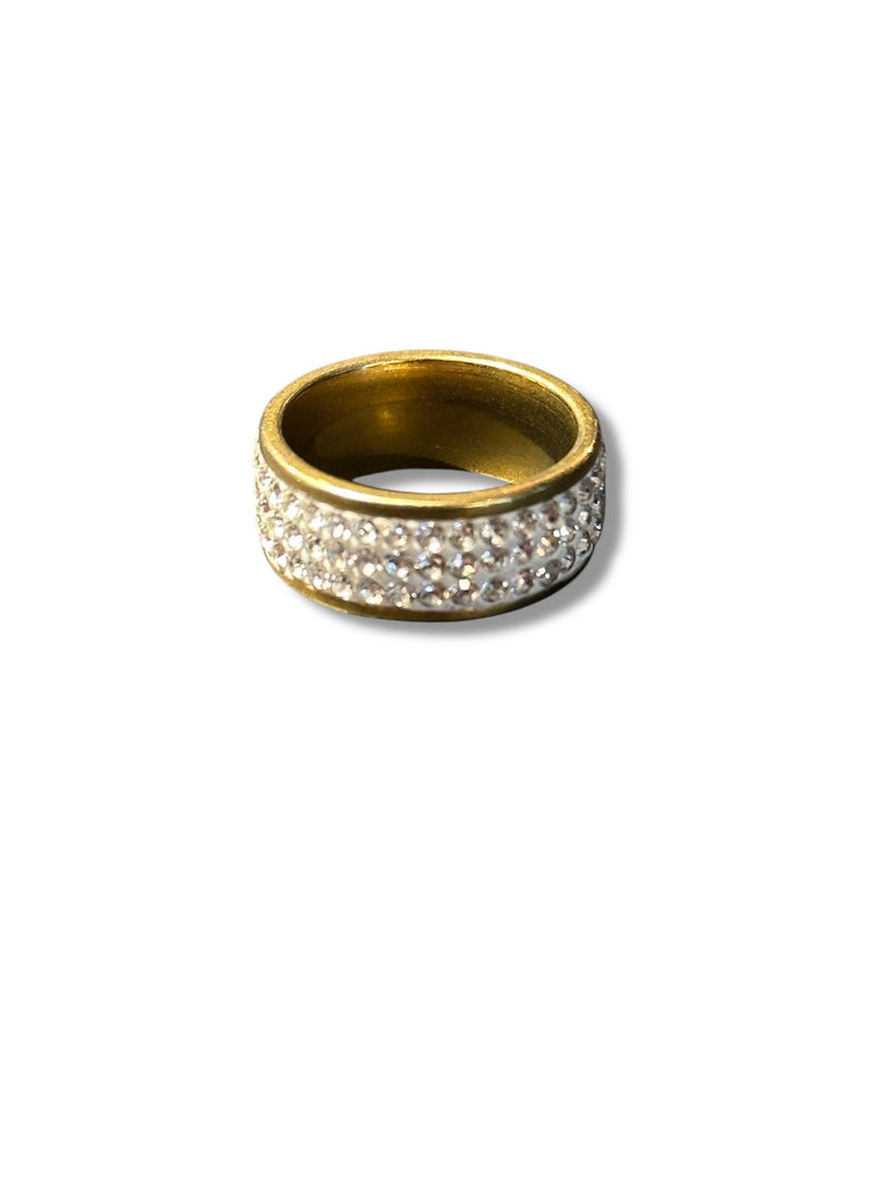 Anel Aço Inoxidável Dourado Cravejado Fundo Branco - Pronta Entrega