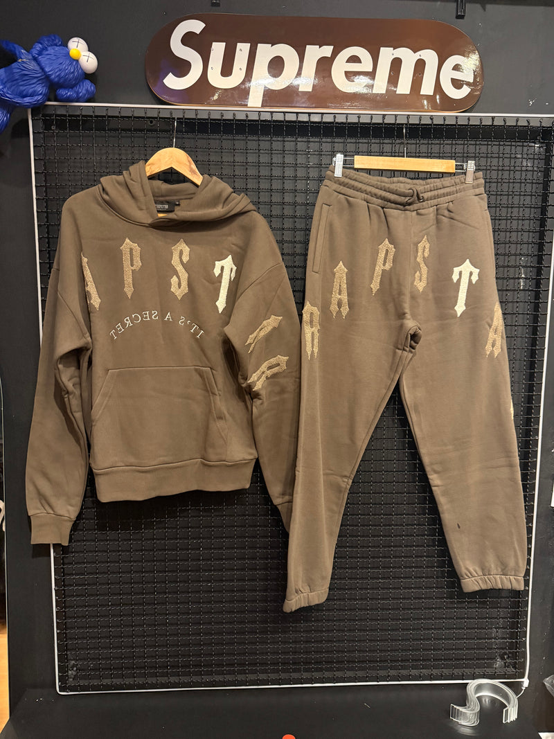 Conjunto Trapstar Irongate Arch Chenille 2.0 Brown - Pronta Entrega