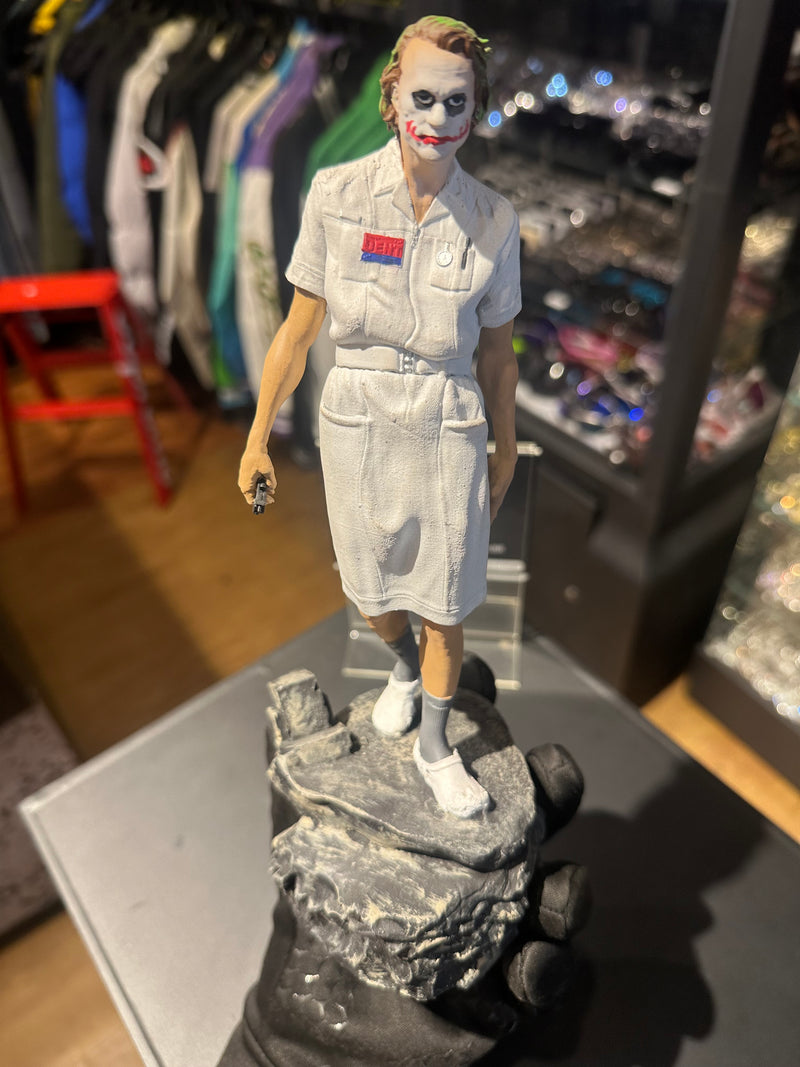 Boneco de Ação Batman The Dark Knight Coringa “Hospital Scene” 25cm Resina Prime - Pronta Entrega