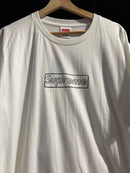 Camiseta Supreme X Kaws Chalk Logo ’ Branca - Pronta Entrega