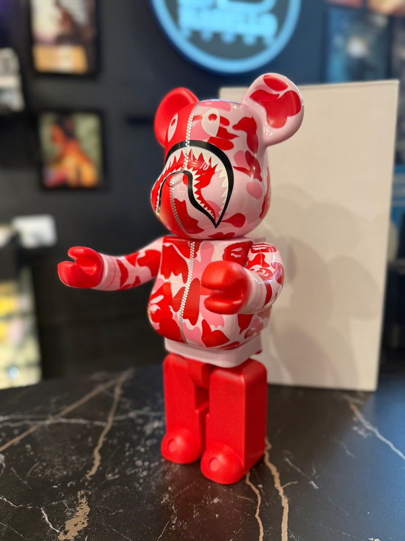 Bearbrick x BAPE Camo Shark 400%
Pink Medicom Toy Boneco Colecionável 28cm - Pronta Entrega