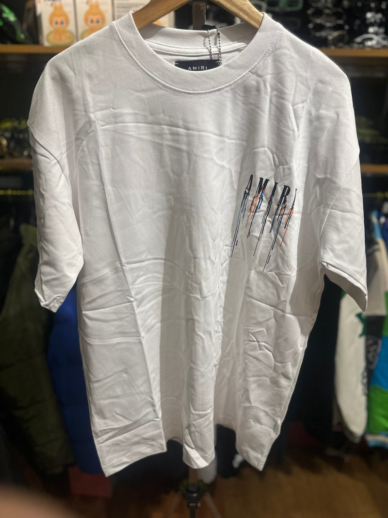 Camiseta Amiri Logo Multicolor Branca - Pronta Entrega