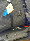 BOLSA AIR JORDAN MONOGRAM DUFFLE BAG JACQUARD LUGGAGE BLACK GOLD GRATITUDE - Pronta Entrega