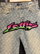 Calça Louis Vuitton “Graffiti Monogram” Jeans Claro - Pronta Entrega