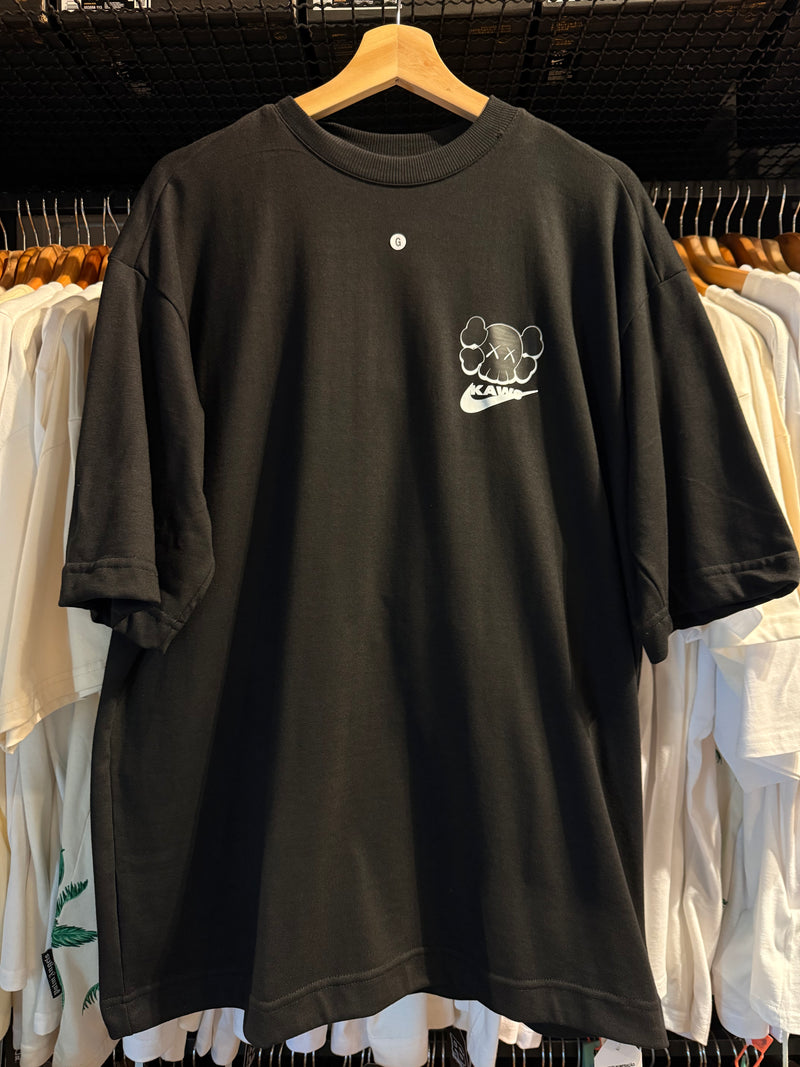 Camiseta KAWS Preta - Pronta Entrega