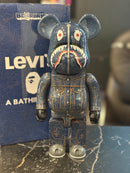 Bearbrick BE@RBRICK BAPE® × Levi's® 400% Colecionável 28cm - Pronta Entrega