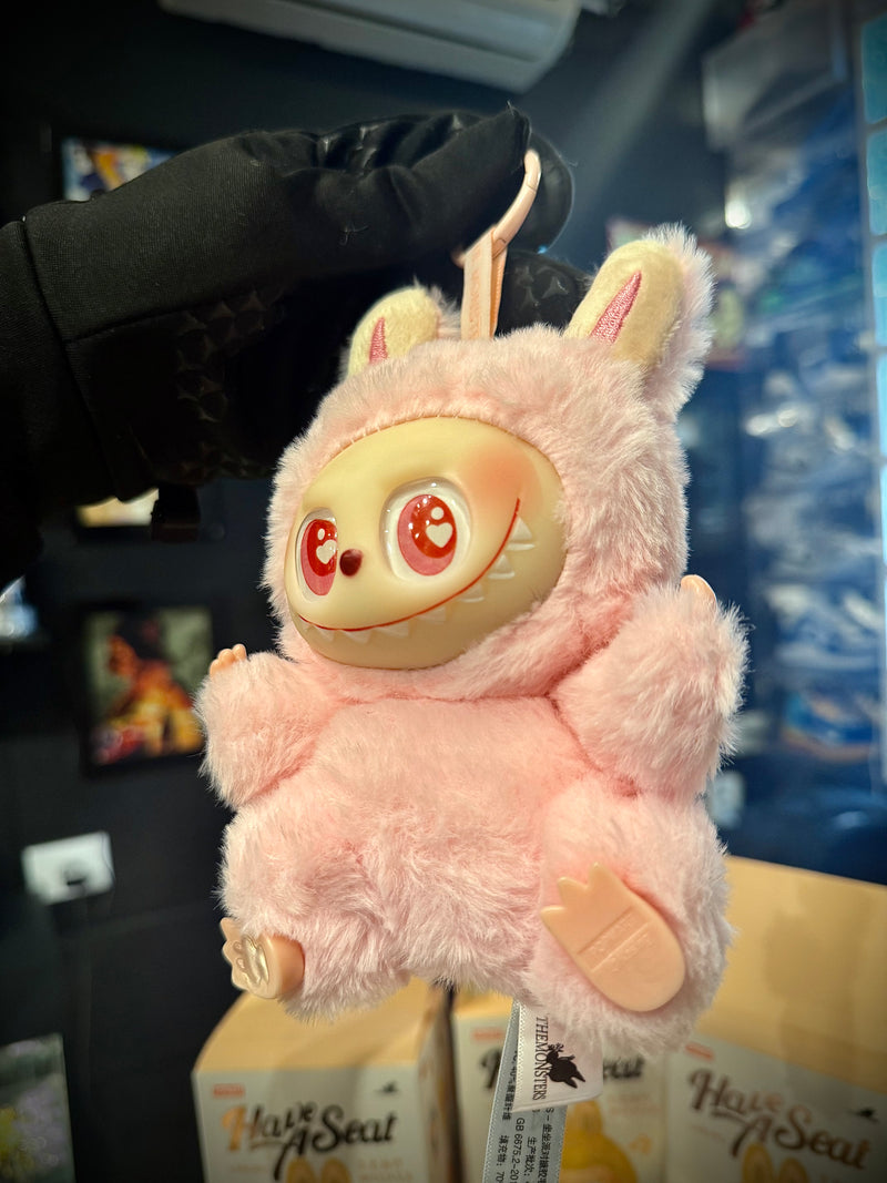 Boneco Labubu “Have a Seat” – Chaveiro | Mini Figura Colecionável Pop Mart - Pronta Entrega