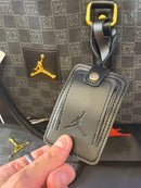BOLSA AIR JORDAN MONOGRAM DUFFLE BAG JACQUARD LUGGAGE BLACK GOLD GRATITUDE - Pronta Entrega