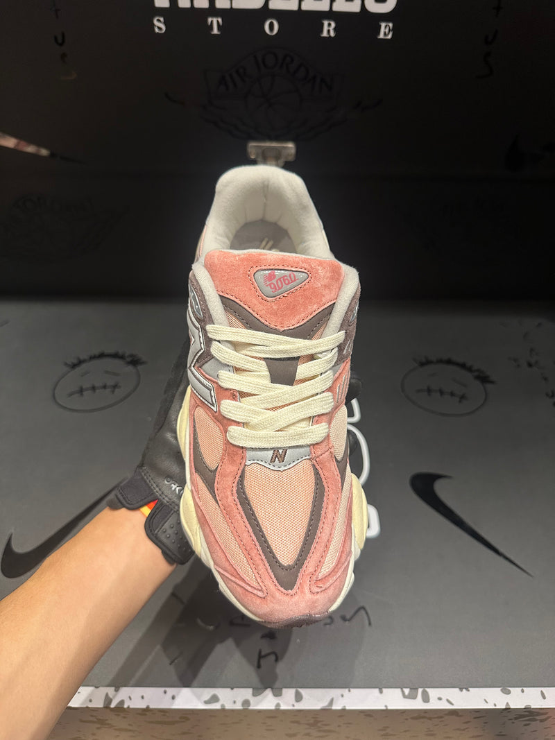 Tênis New Balance 9060 Mineral Red
Truffle - Pronta Entrega