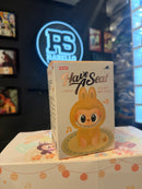 Boneco Labubu “Have a Seat” – Chaveiro | Mini Figura Colecionável Pop Mart - Pronta Entrega