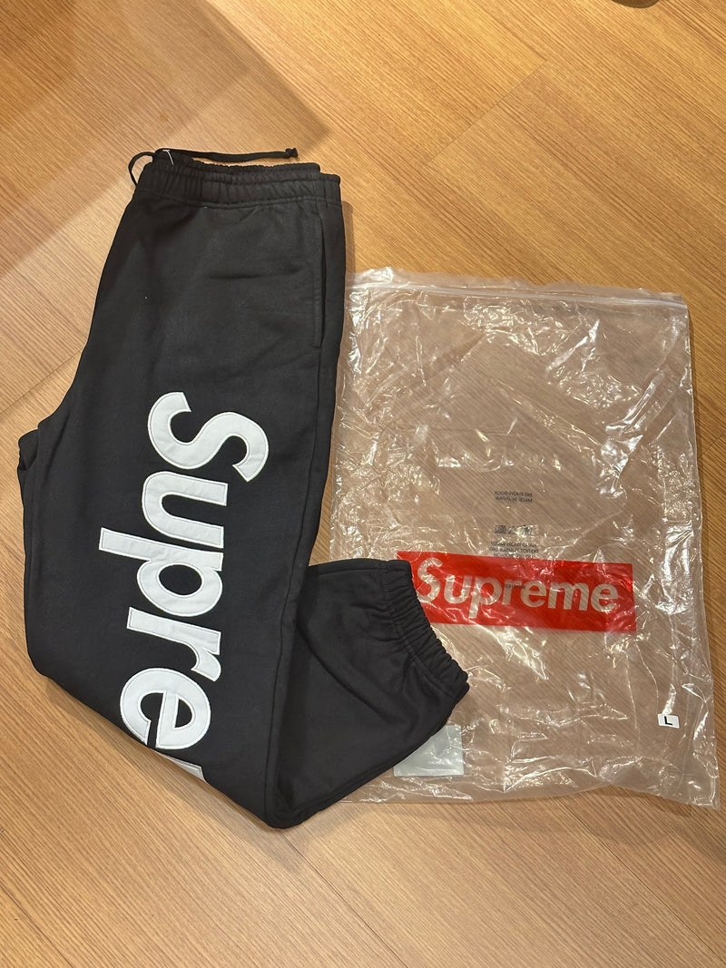 Calça Moletom Supreme Satin Applique - Pronta Entrega