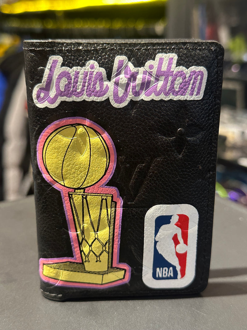 Carteira Louis Vuitton x NBA Monogram Multiple Wallet - Pronta Entrega