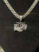 Corrente Cravejada Pingente “Trust No One” Em Zicornia Cubica Prata 46 CM - Pronta Entrega