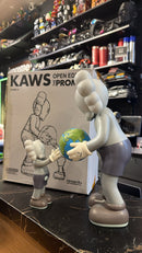 Boneco KAWS THE PROMISE Vinyl Figure Grey - Pronta Entrega