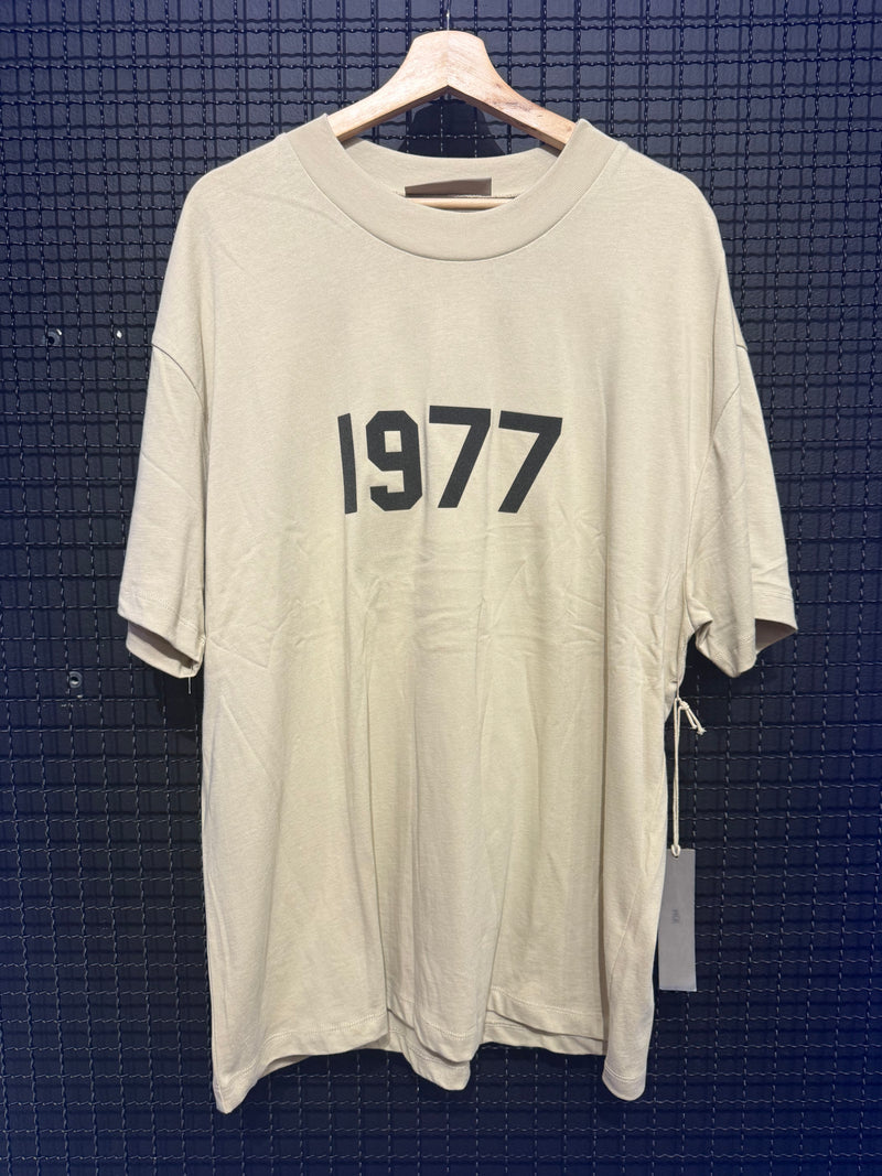 Camiseta Essentials Fear Of God 1977 Caqui - Pronta Entrega