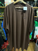 Camiseta Nike Tee Bordado Logo Marrom - Pronta Entrega