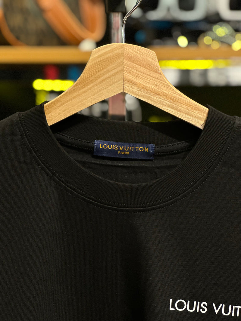 Camiseta Louis Vuitton Preta Multicolor - Pronta Entrega