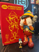 Boneco KAWS Pinocchio & Jiminy Cricket Vinyl Figure 25 CM - Pronta Entrega