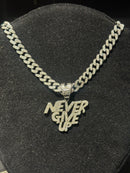 Corrente Cravejada Pingente “Never Give Up” Em Zicornia Cubica Prata 45 CM - Pronta Entrega