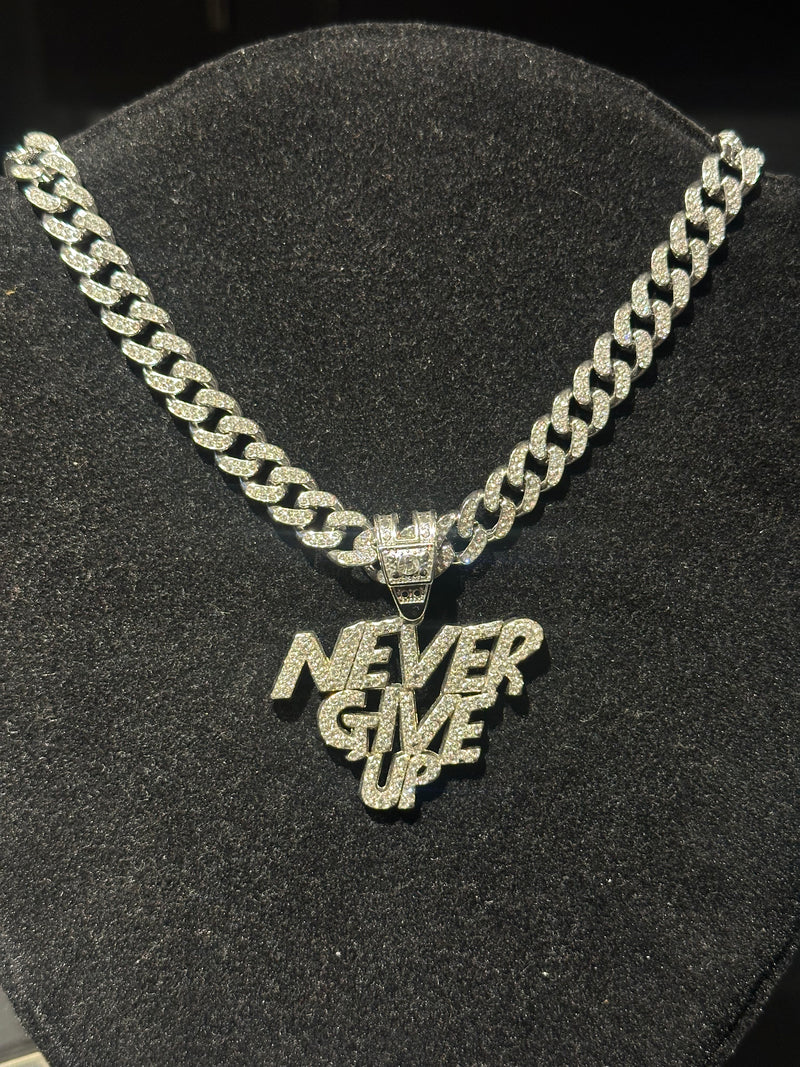 Corrente Cravejada Pingente “Never Give Up” Em Zicornia Cubica Prata 45 CM - Pronta Entrega