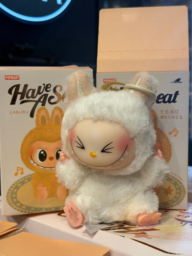 Boneco Labubu “Have a Seat” – Chaveiro | Mini Figura Colecionável Pop Mart - Pronta Entrega