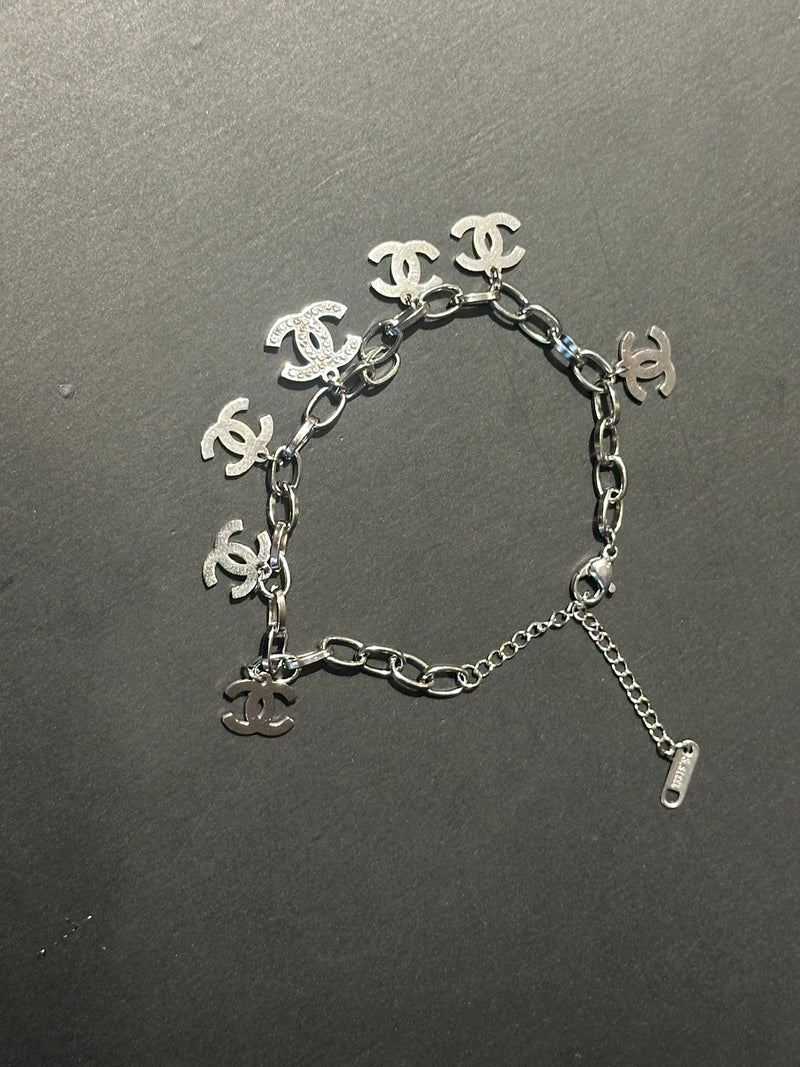 Pulseira Prata Chanel Ajustável Berloque Cravejado - Pronta Entrega