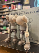 Boneco KAWS Along The Way Brown 25 CM - Pronta Entrega