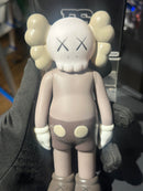 Boneco Colecionável KAWS Marrom/Bege 18cm - Pronta Entrega