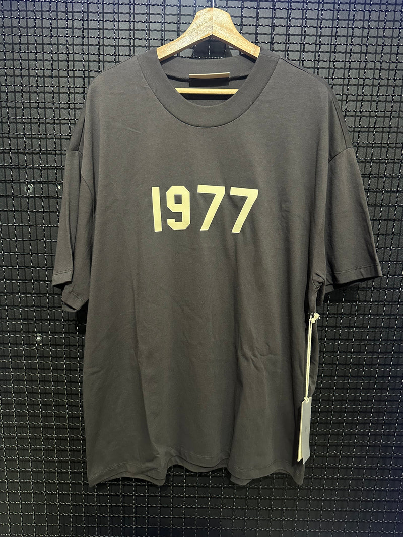 Camiseta Essentials 1977 Marrom - Pronta Entrega