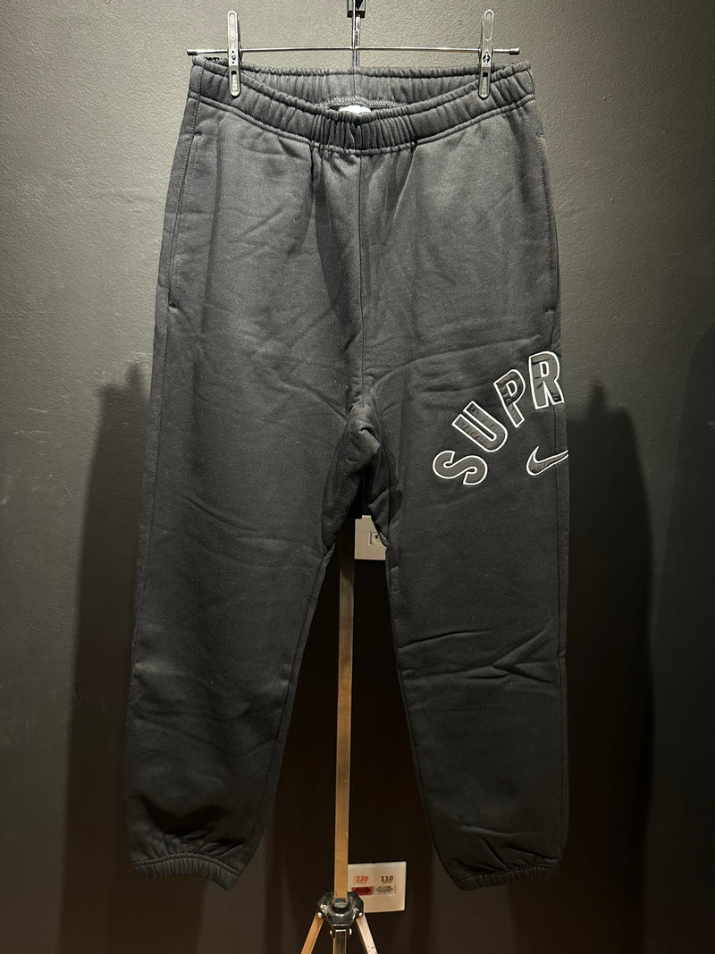 Calça Moletom Supreme Nike SS25 Preta - Pronta Entrega