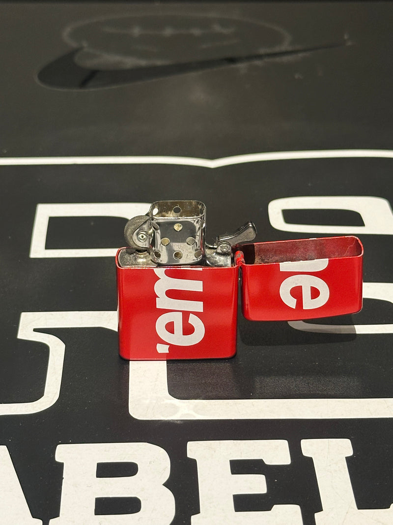 Isqueiro Zippo Supreme Logo Red
 - Pronta Entrega