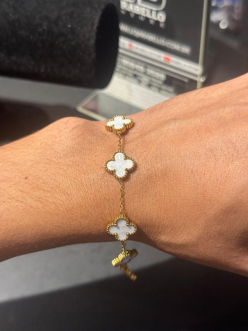 Pulseira Van Cleef Dourada Trevos Brancos - Pronta Entrega