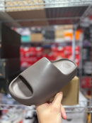 Adidas Yeezy Slide Marrom Escuro - Pronta Entrega