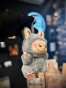 Boneco Labubu “Have a Seat” – Chaveiro | Mini Figura Colecionável Pop Mart - Pronta Entrega