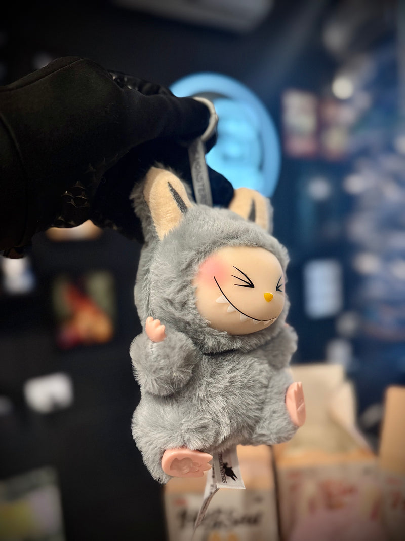 Boneco Labubu “Have a Seat” – Chaveiro | Mini Figura Colecionável Pop Mart - Pronta Entrega
