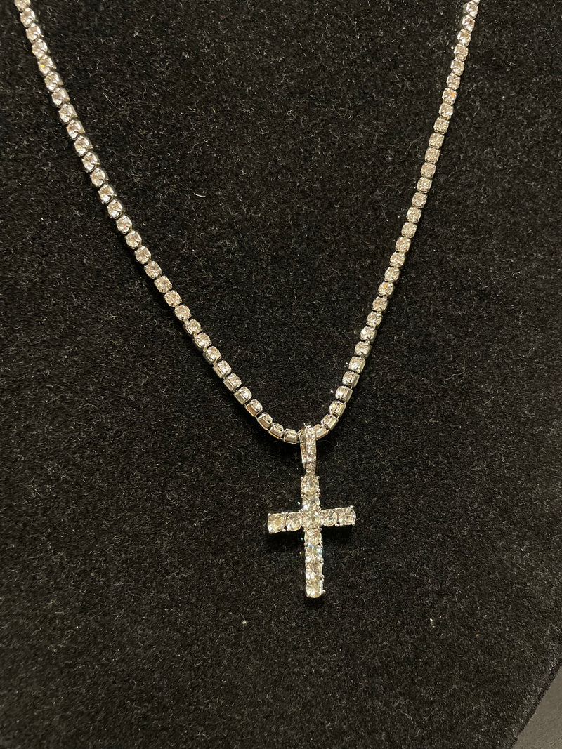 Colar Slim Cravejado Ice Zircônia Prata com Pingente Crucifixo 45 CM - Pronta Entrega