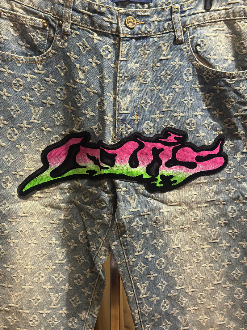 Calça Louis Vuitton “Graffiti Monogram” Jeans Claro - Pronta Entrega