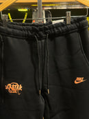 Conjunto Tech Fleece Nike X Syna “Life Of Syn” Black Orange - Pronta Entrega