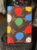 Carteira Louis Vuitton YAYOI KUSAMA PASSPORT COVER MONOGRAM MULTICOLOR - Pronta Entrega