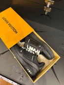 Tênis Louis Vuitton Trainer Black Embossed Monogram - Pronta Entrega