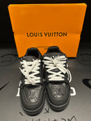 Tênis Louis Vuitton Trainer Black Embossed Monogram - Pronta Entrega