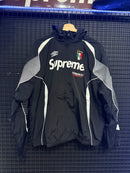 Jaqueta Supreme x Umbro Italy Black - Pronta Entrega