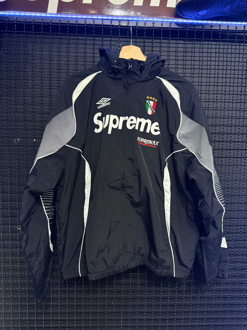 Jaqueta Supreme x Umbro Italy Black - Pronta Entrega